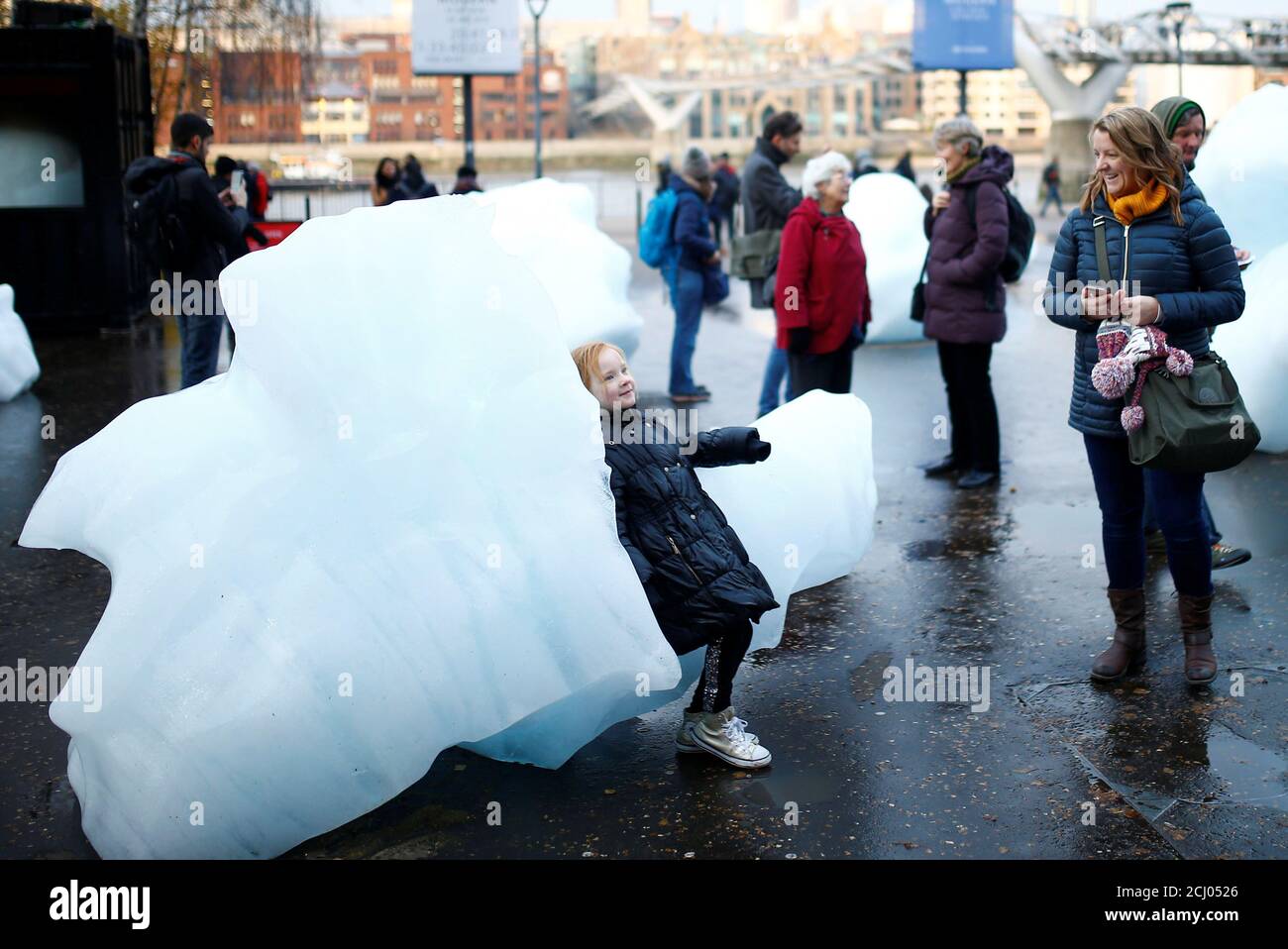 Les visiteurs se promèneront autour de Ice Watch, une pièce d'installation  composée de blocs de glace géants par l'artiste Olafur Eliasson, au Tate  Modern de Londres, en Grande-Bretagne, le 14 décembre 2018.