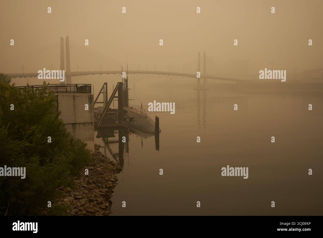 Un ciel rempli de fumée est vu au-dessus de la rivière Willamette dans le centre-ville de Portland avec le pont de Tilikum Crossing en arrière-plan pendant les feux de forêt de l'Oregon. Banque D'Images