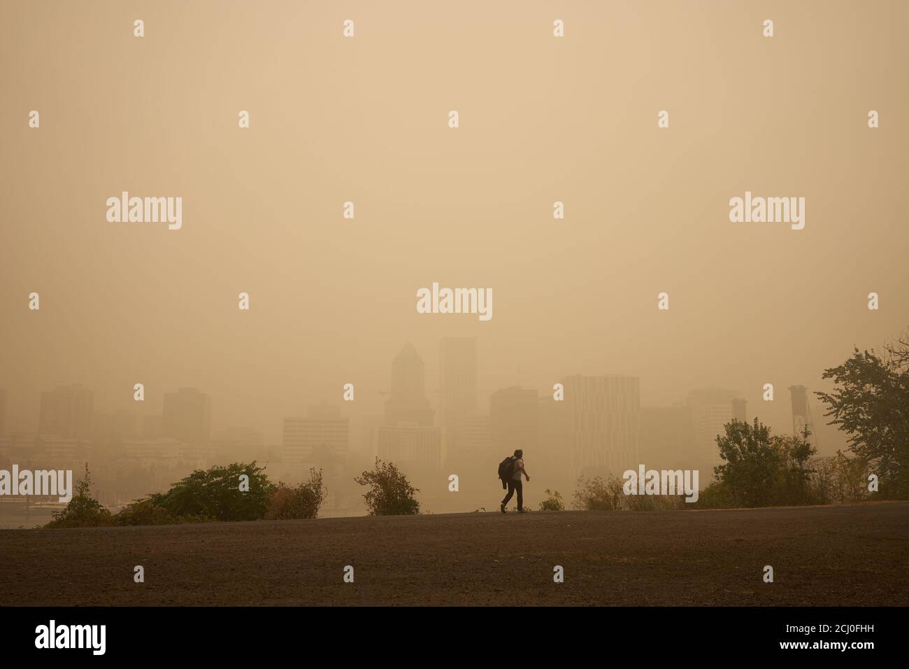 Un ciel orange et fumé est visible au-dessus des gratte-ciel du centre-ville de Portland le samedi après-midi, le 12 septembre 2020, pendant les feux de forêt de l'Oregon. Banque D'Images