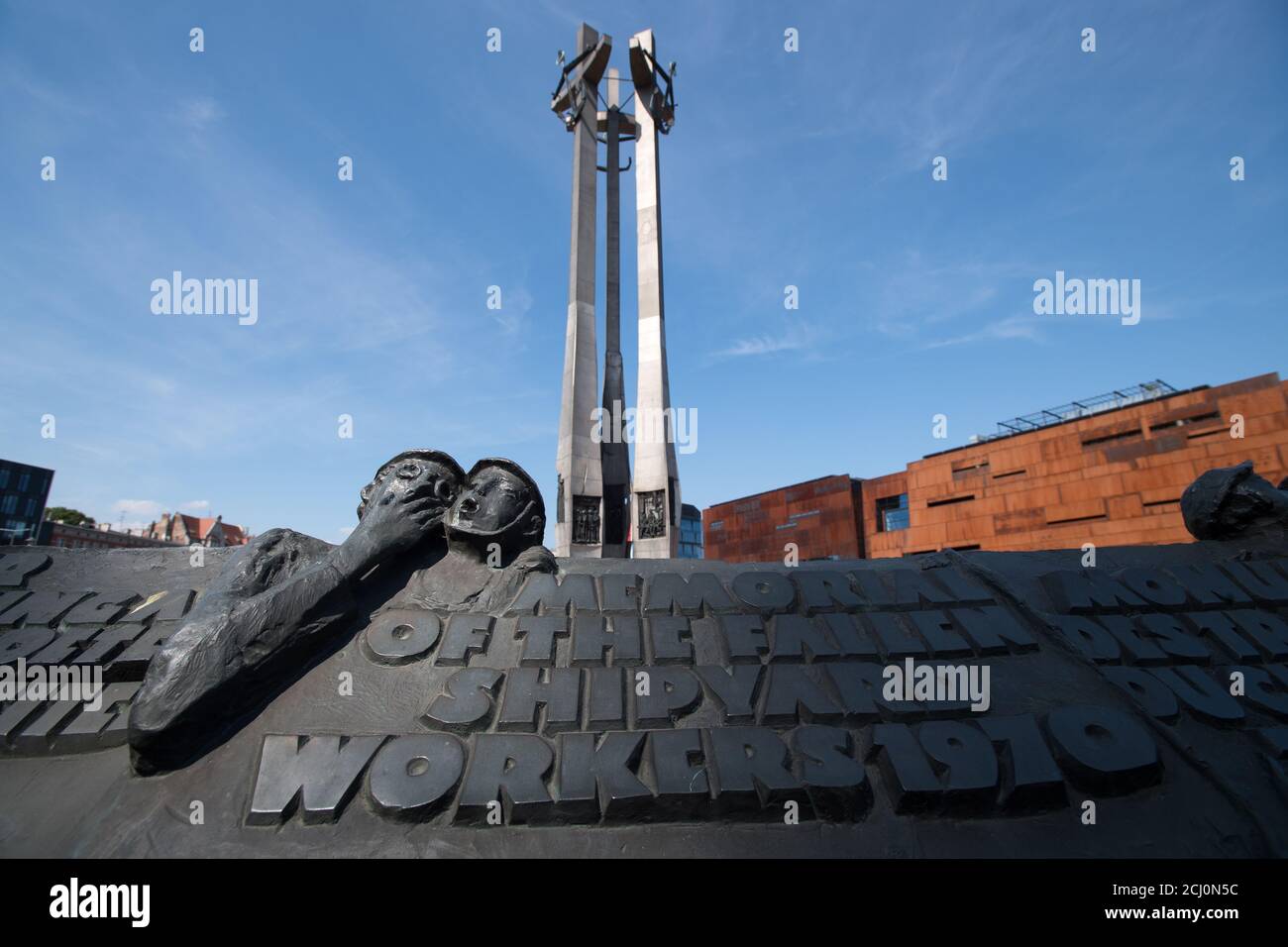 Pomnik Poleglych Stoczniowcow (1970 Monument aux Morts ouvriers de chantier naval de 1970) et Centrum Europejskie Solidarnosci ECS (Solidarité européenne Cen Banque D'Images