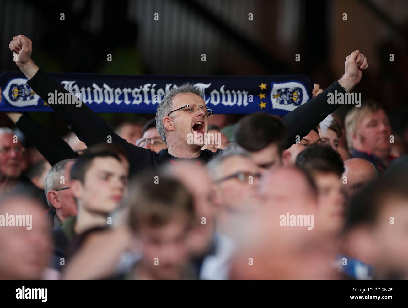 Football football - Premier League - Crystal Palace v Huddersfield Town - Selhurst Park, Londres, Grande-Bretagne - 30 mars 2019 vue générale des fans à l'intérieur du stade REUTERS/Hannah McKay USAGE ÉDITORIAL SEULEMENT. Aucune utilisation avec des fichiers audio, vidéo, données, listes de présentoirs, logos de clubs/ligue ou services « en direct » non autorisés. Utilisation en ligne limitée à 75 images, pas d'émulation vidéo. Aucune utilisation dans les Paris, les jeux ou les publications de club/ligue/joueur unique. Veuillez contacter votre représentant de compte pour plus de détails. Banque D'Images