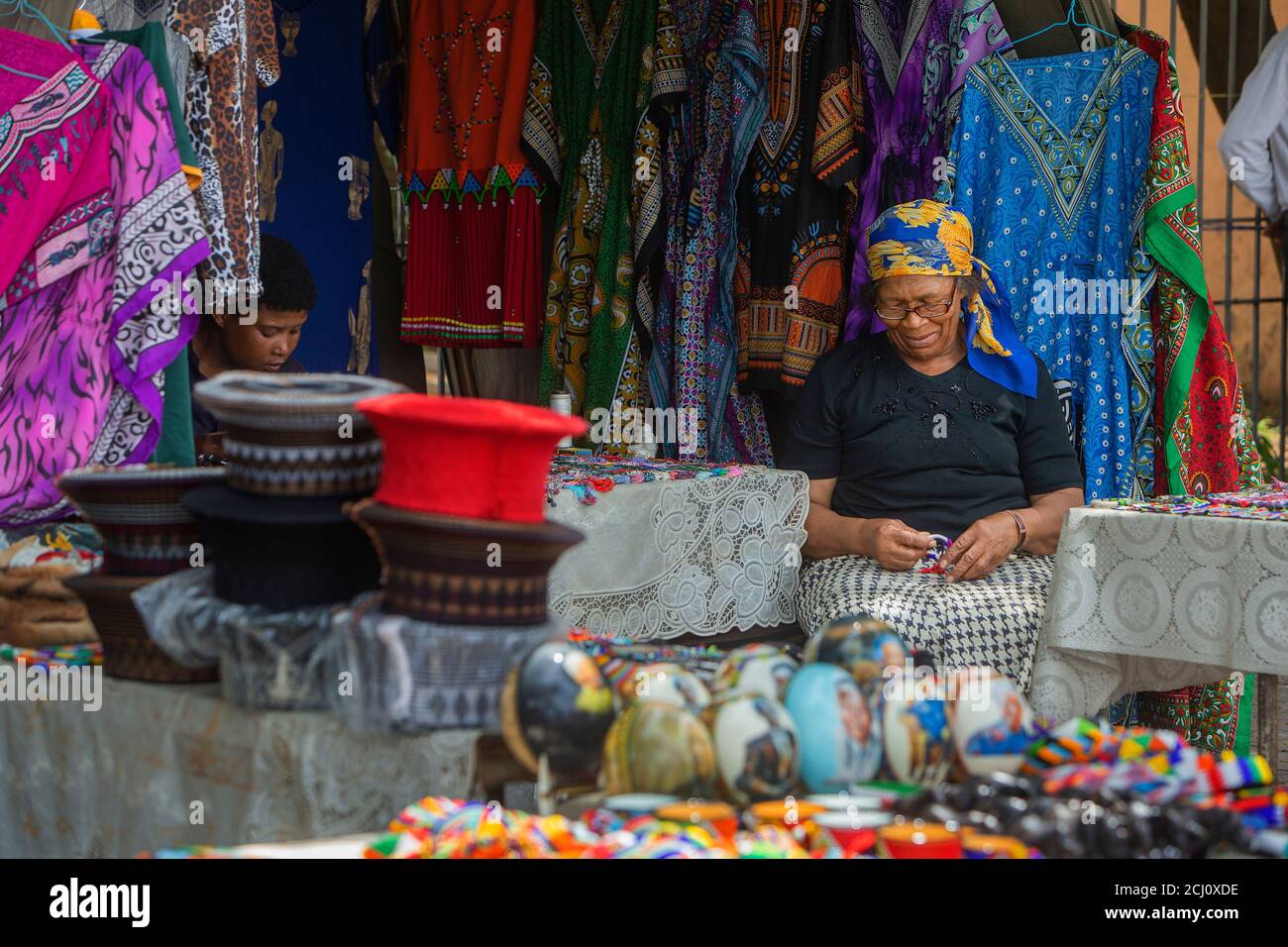 Femme africaine âgée qui fait un bracelet sur un marché de la commune de Soweto, en Afrique du Sud Banque D'Images