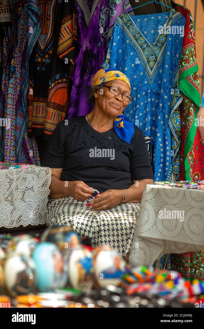 Femme africaine âgée sur un marché dans la commune de Soweto, en Afrique du Sud Banque D'Images