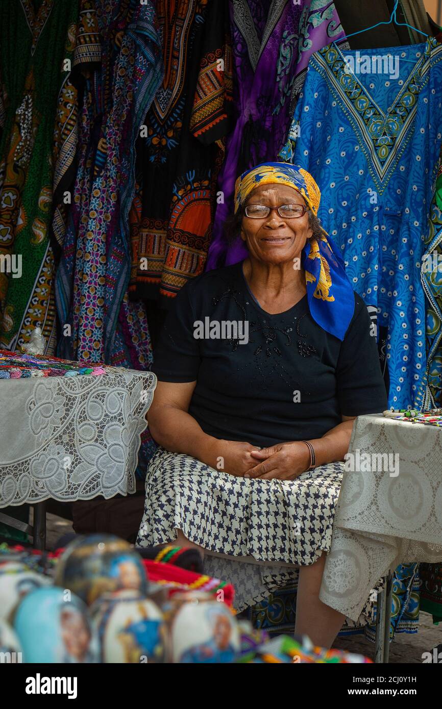 Femme africaine âgée sur un marché dans la commune de Soweto, en Afrique du Sud Banque D'Images