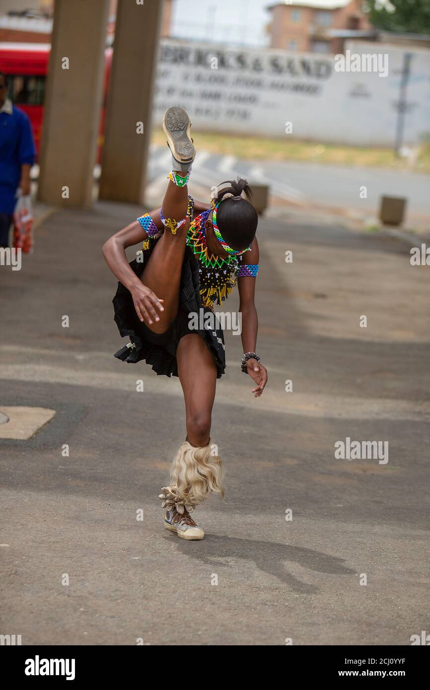 Danse zulu Banque de photographies et d’images à haute résolution - Alamy