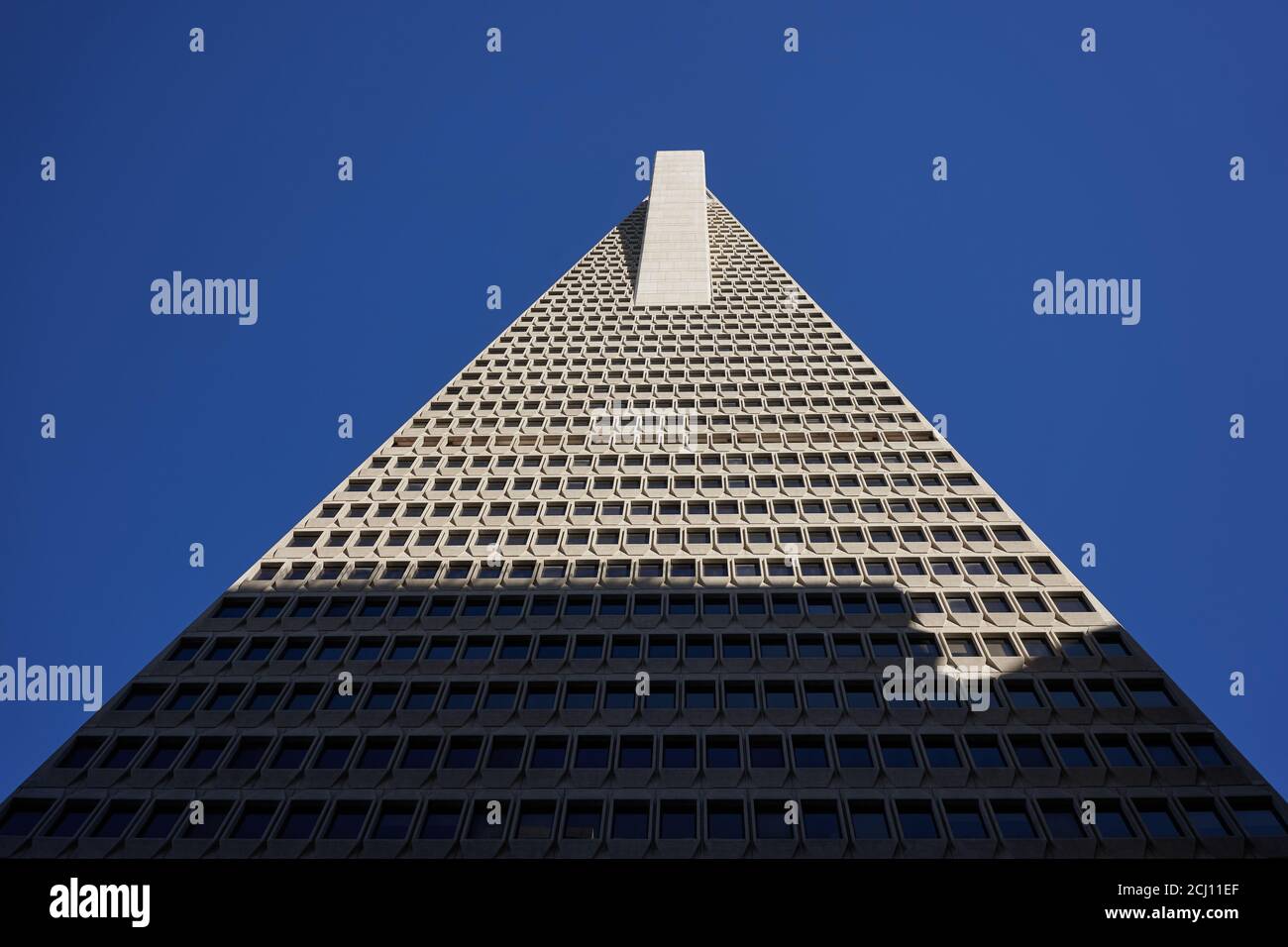 Détails architecturaux de la Pyramide Transamerica, gratte-ciel de style Brutaliste en forme de triangle conçu par l'architecte William Pereira. Banque D'Images