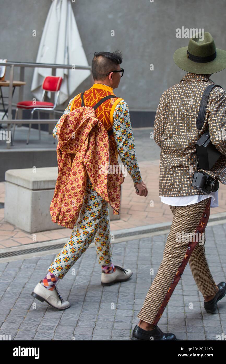 Homme portant des vêtements aux couleurs vives à la semaine de la mode en Afrique du Sud à Melrose Arch, Johannesburg, Afrique du Sud Banque D'Images