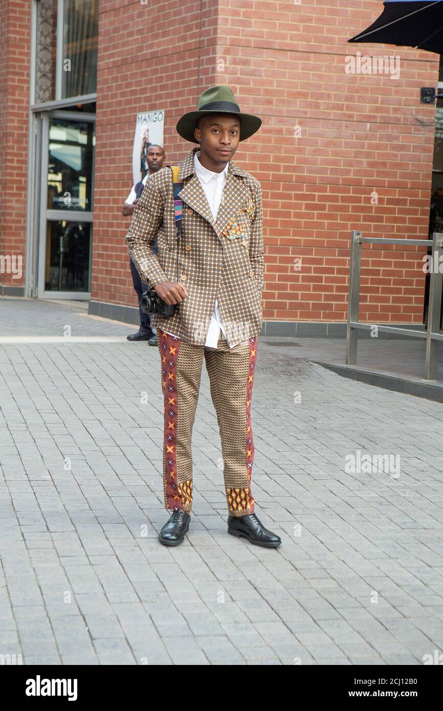 Homme africain bien habillé avec caméra à la semaine de la mode sud-africaine à Melrose Arch, Johannesburg, Afrique du Sud Banque D'Images