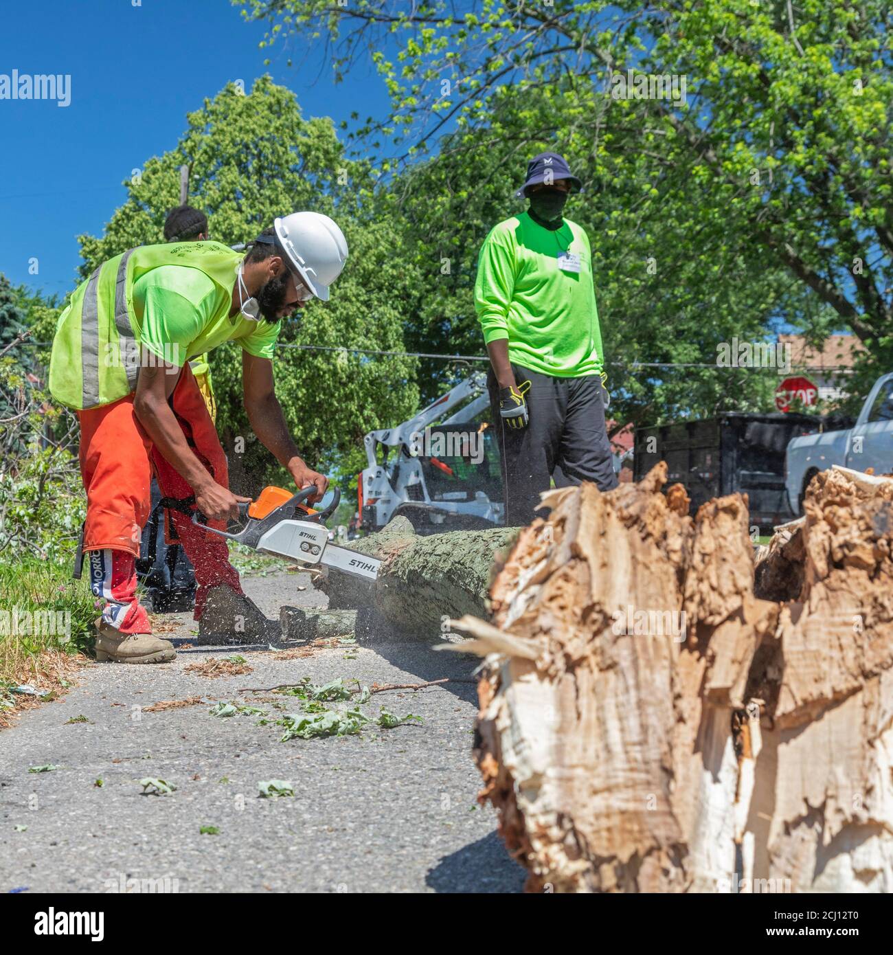 Detroit, Michigan - les employés de l'équipe de terrain de Motor City nettoient les dommages causés par les restes de la tempête tropicale Cristobal. La tempête a amené dow Banque D'Images