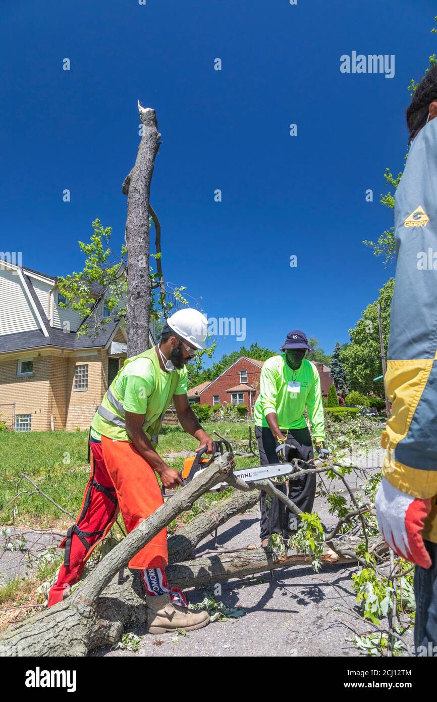 Detroit, Michigan - les employés de l'équipe de terrain de Motor City nettoient les dommages causés par les restes de la tempête tropicale Cristobal. La tempête a amené dow Banque D'Images