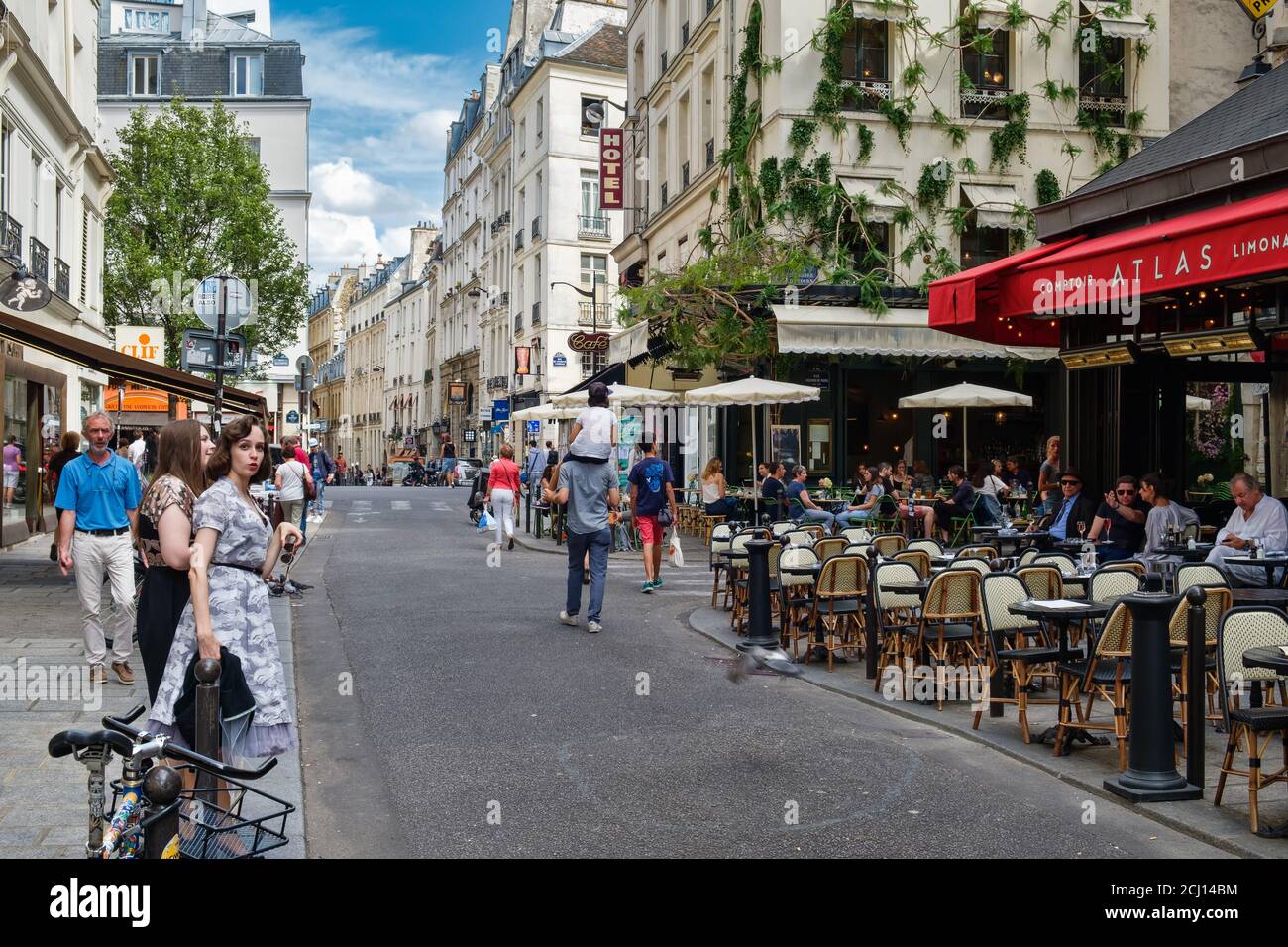 Scène de rue avec des cafés en plein air au quartier Latin à Paris Banque D'Images