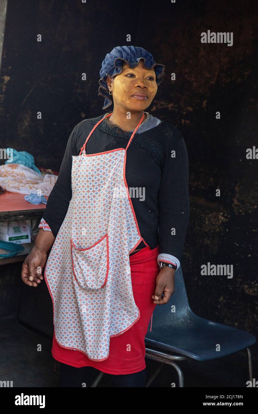 Femme africaine portant de la peinture faciale au stand de shisanyama (barbecue), Afrique du Sud Banque D'Images