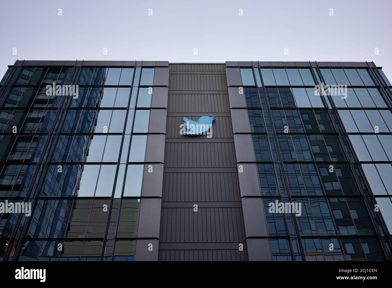 Le logo Twitter est visible dans la soirée au siège social de la société américaine de réseaux sociaux Twitter à San Francisco, en Californie. Banque D'Images
