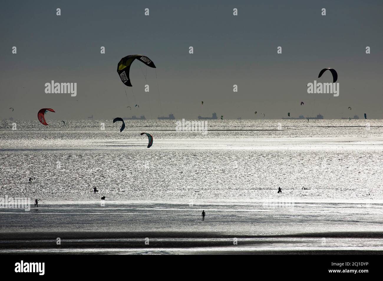 Kite surf sur la plage avec des nuages de tonnerre, pays-Bas, Zeeland, Maasvlakte, Oostvoorne Banque D'Images