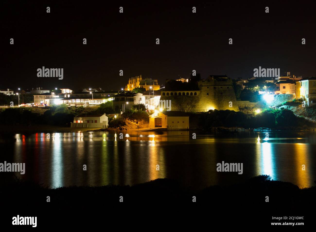 Vue nocturne de Vila Nova de Milfontes, Portugal, de la rive sud à la rive nord. Banque D'Images