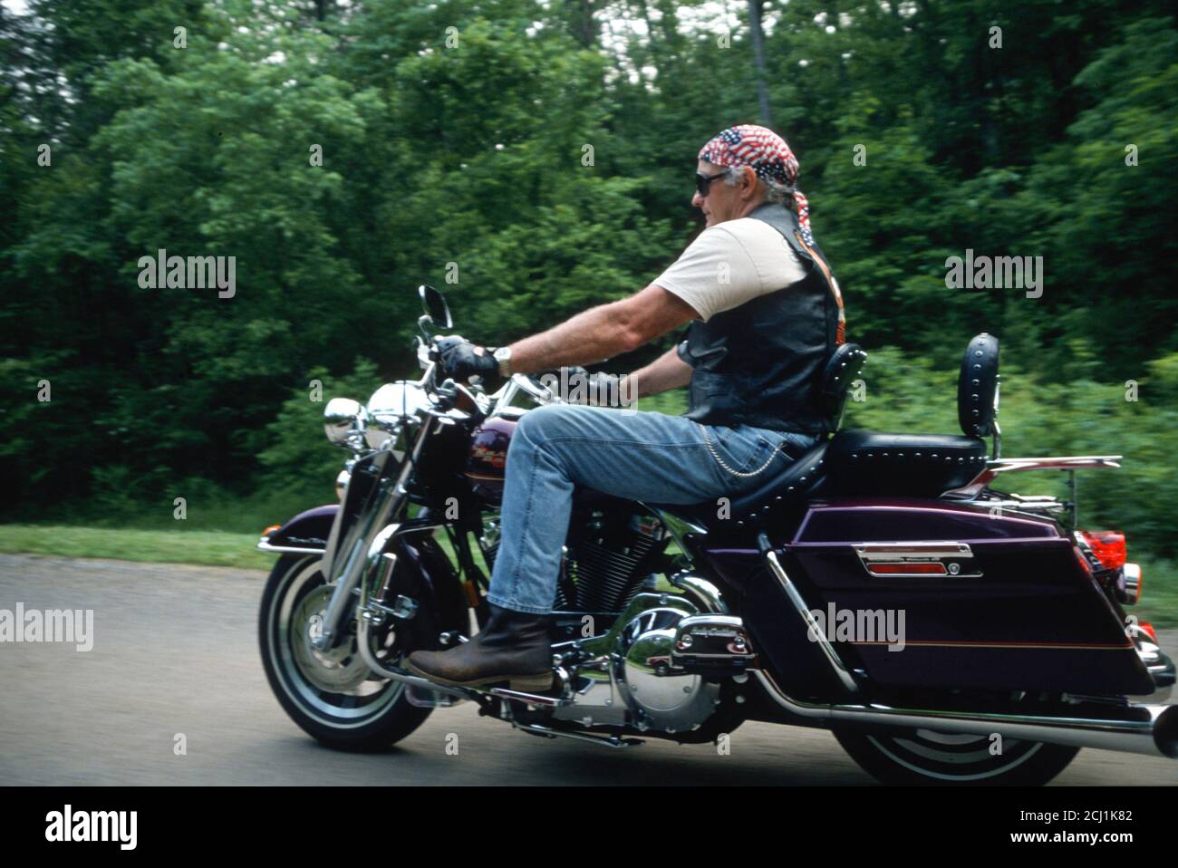 Homme à conduire une moto Harley-Davidson, États-Unis Banque D'Images Homme à conduire une moto Harley-Davidson, États-Unis Banque D'Images