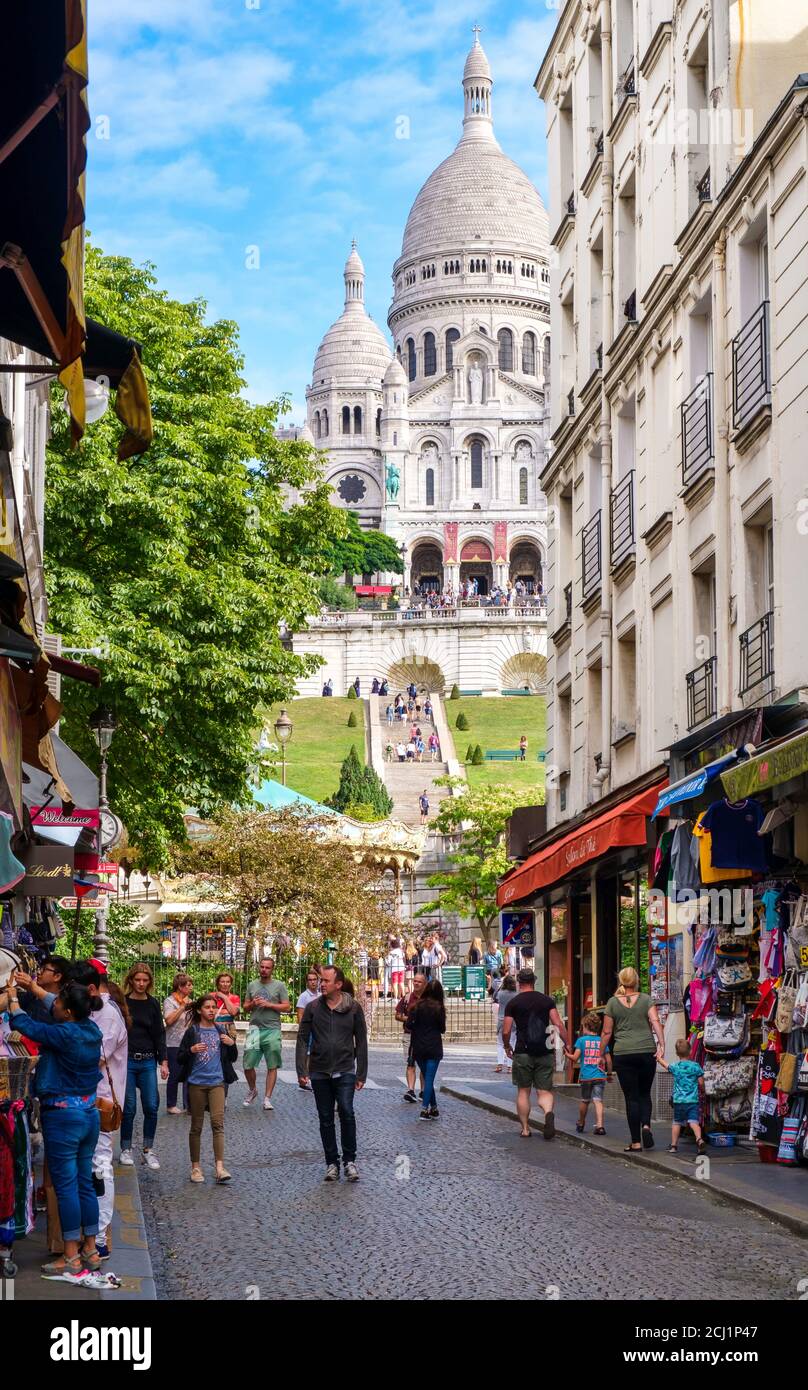 Scène de rue à Montmartre avec la basilique du Sacré-cœur l'arrière-plan  Photo Stock - Alamy