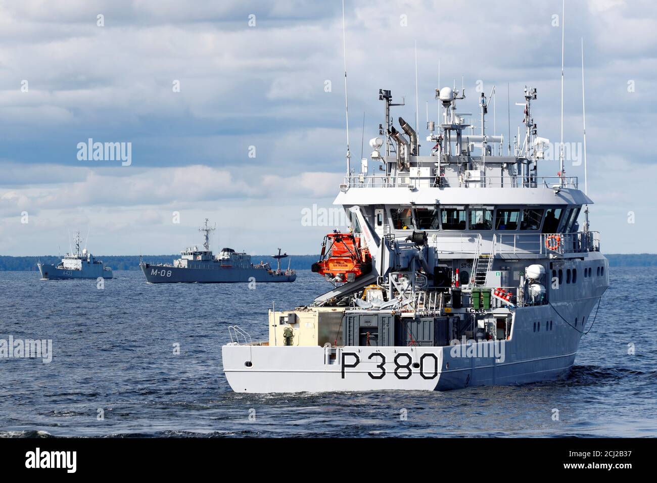 Le navire de soutien de la Marine estonienne A433 Wambola (L à R), le navire de patrouille de la Marine lettone M08 Rusins et le navire de patrouille de la Marine royale norvégienne P380 OLAF Tryggvason participent à l'opération multinationale annuelle de l'OTAN Open Spirit 2017 près de Mersrags (Lettonie) le 28 août 2017. REUTERS/Ints Kalnins Banque D'Images
