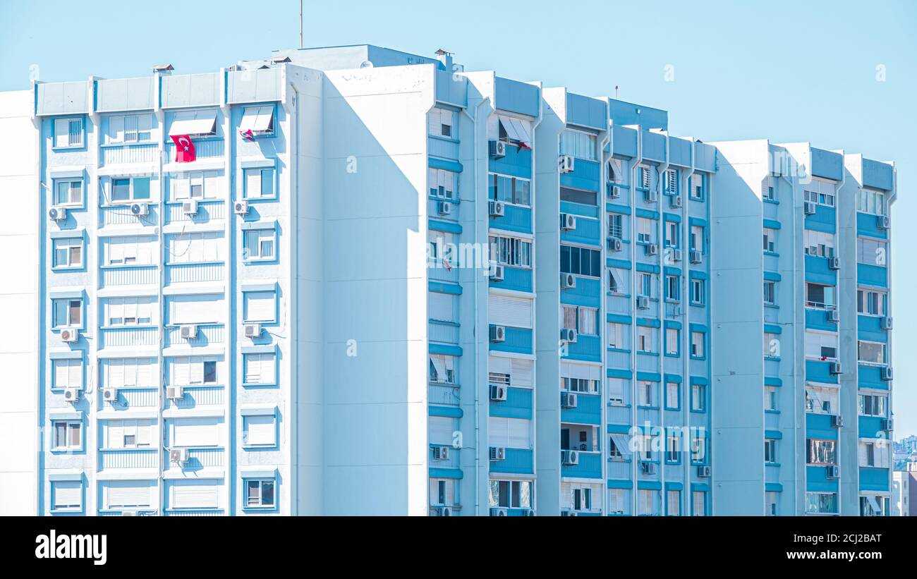 Immeuble résidentiel moderne et neuf. Complexe Multisttoried moderne, nouveau et élégant bloc de vie d'appartements et drapeau turc. Banque D'Images