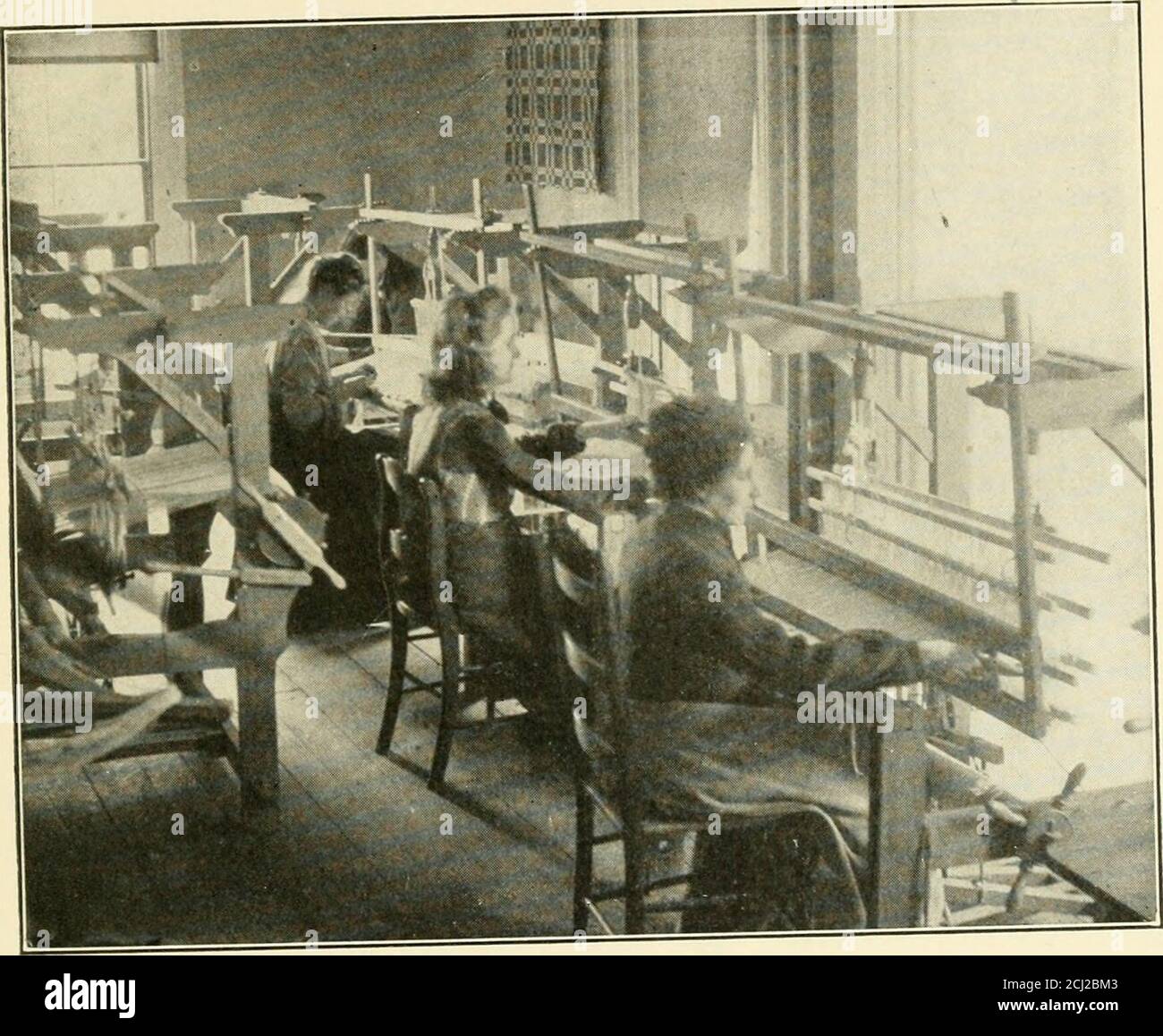 . Rapport de la Commission de 1906 chargée d'enquêter sur l'état des aveugles dans l'État de New York . , quand on peut voir son devoir dans cette direction; et on réalise aussi qu'il est possible de paupériser un Etat, tout aussi facilement qu'un individu, en faisant pour lui ce qu'il légitimerait de faire pour lui-même. Si, toutefois, l'Association peut être indirectement en service, elle se tient en permanence prête à le faire.il peut s'agir d'une question ouverte de savoir dans quelle mesure l'État doit rendre certains types de service d'argent à l'individu; et d'une manière modeste l'organisation a agi comme une aide et lo Banque D'Images