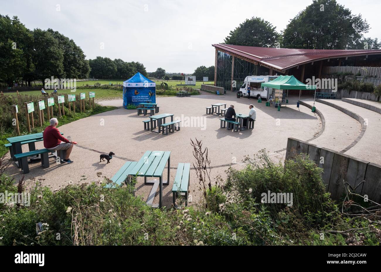 Coin salon extérieur au nouveau centre d'accueil de la forêt de Sherwood, Edwinstowe, Angleterre. Banque D'Images