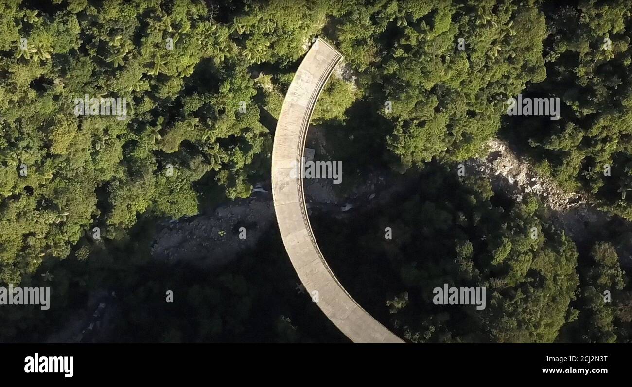 SUSPENSION, le pont vers nulle part dans la jungle entre la ville de San Francisco et la ville