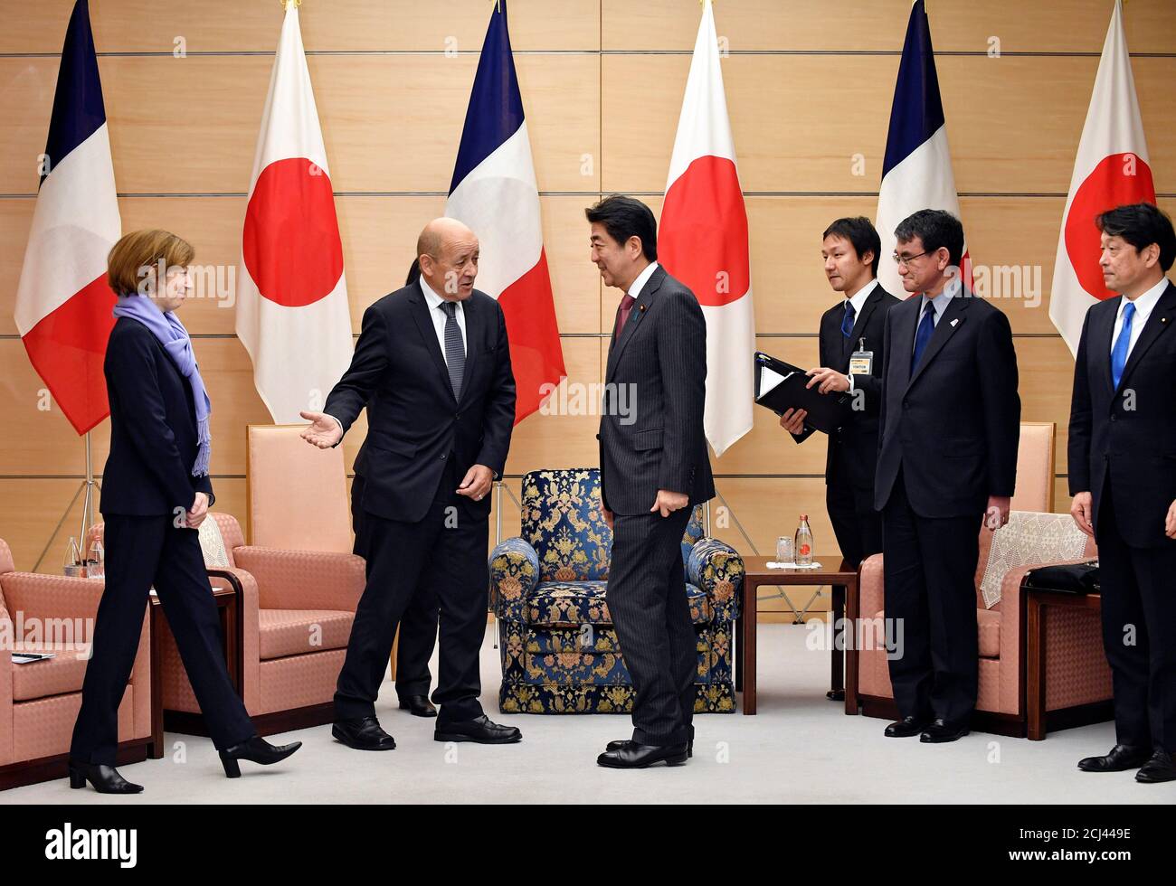 Le ministre français des forces armées Florence Parly (L) est présenté par  le ministre français des Affaires étrangères Jean-Yves le Drian (2-L) au  Premier ministre japonais Shinzo Abe (C) avant leur rencontre