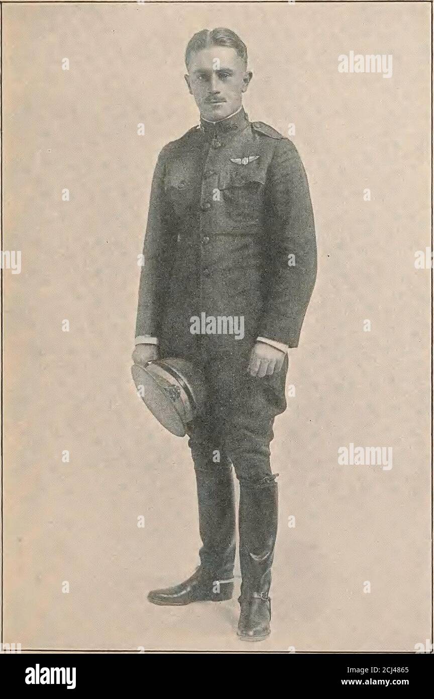 . Aviateurs de la Nouvelle-Angleterre 1914-1918; leurs portraits et leurs dossiers . Fraternityand de la Société d'honneur senior. Il a joué sur l'équipe de Varsityfootball deux ans; Varsity Track, deux ans; Varsity hockeyteam, un an. Il a quitté l'université au milieu de son année de sénior et s'est enrôla le 3 avril 1917. Il a servi dans la troupe B, Hartford, Connecticut, puis dans le corps ambulanceaméricain. Il a été envoyé à M.I.T. Ground School le 3 novembre 1917, thento Cornell, où il est resté jusqu'au 12 janvier 1918. Il a été transféré à Gerstner Field, en Louisiane, où il s'est qualifié comme pilote, et a été commandé 2d Lieut., le 6 mai 1918. Sur M Banque D'Images