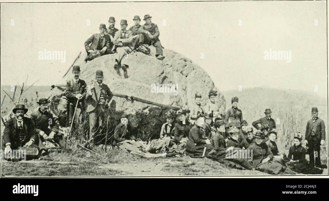 . Fitchburg passé et présent . GARÇONS Y. M. C. A. VOYAGE À MONADNOCK, OCT. 3, 1903. 78. LE BOULDER SUR LA COLLINE ROLLSTONE. Mary L. Garlield. Photo. Professeur George H. Barton du Massachusetts Institute of Technology et classe composée de professeurs en minéralogie de l'Institut Lowell, avec des membres de l'Association Fitchburg Agassiz. 79 Banque D'Images