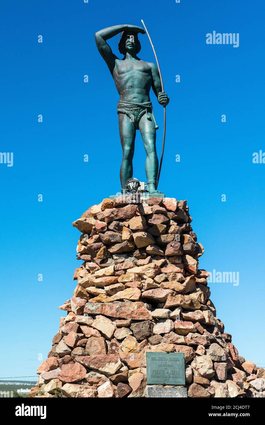 Monument à la Patagonie indienne locale Tehuelche, qui a aidé les premiers colons gallois de la péninsule de Valdes, Puerto Madryn, Patagonie, Argentine Banque D'Images