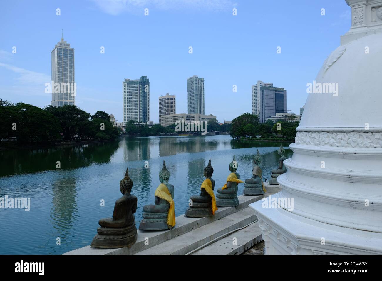 Sri Lanka Colombo - Temple bouddhiste Seema Malakaya statues de Bouddha et stupa blanc Banque D'Images