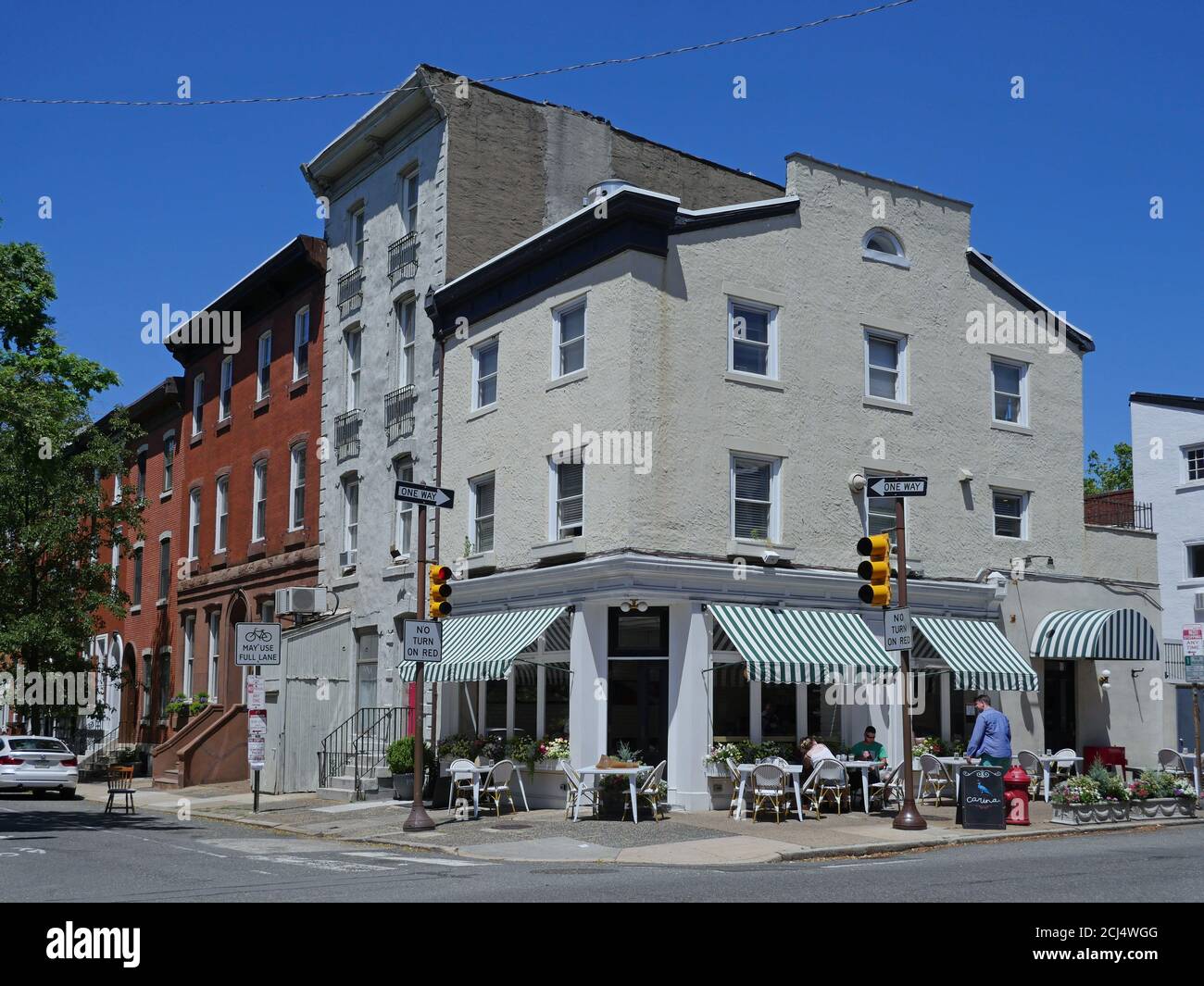 Philadelphie, USA - 27 mai 2019: Restaurant italien avec tables extérieures dans une zone de maisons du XIXe siècle près de la place Rittenhouse. Banque D'Images