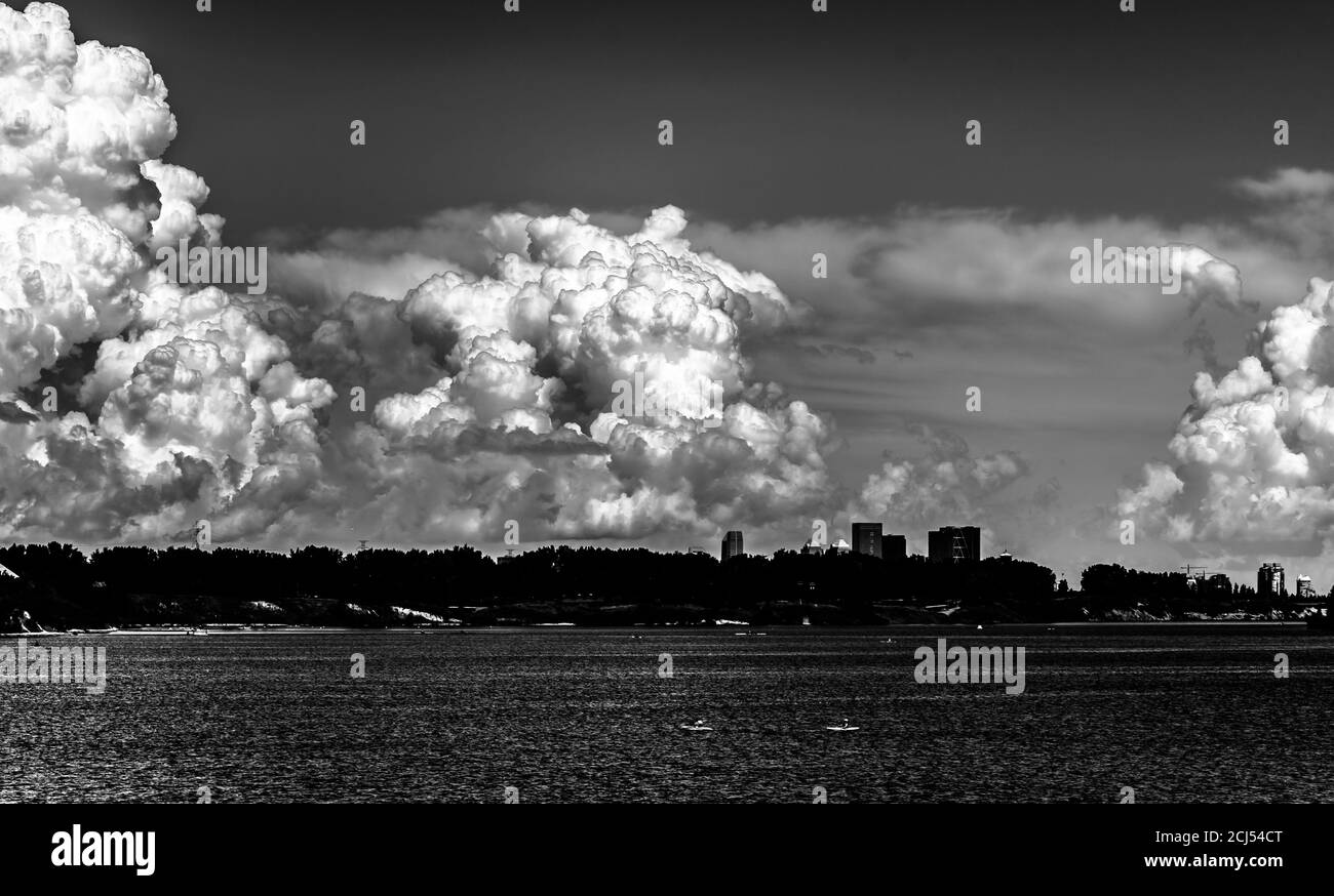 Les nuages de tempête building Banque D'Images