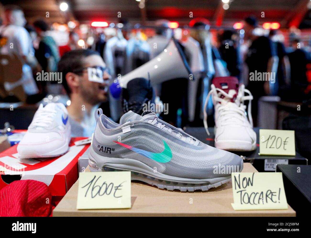 Les sneakers Nike Air Max 97 Off-White sont vues sur le marché des  vêtements de