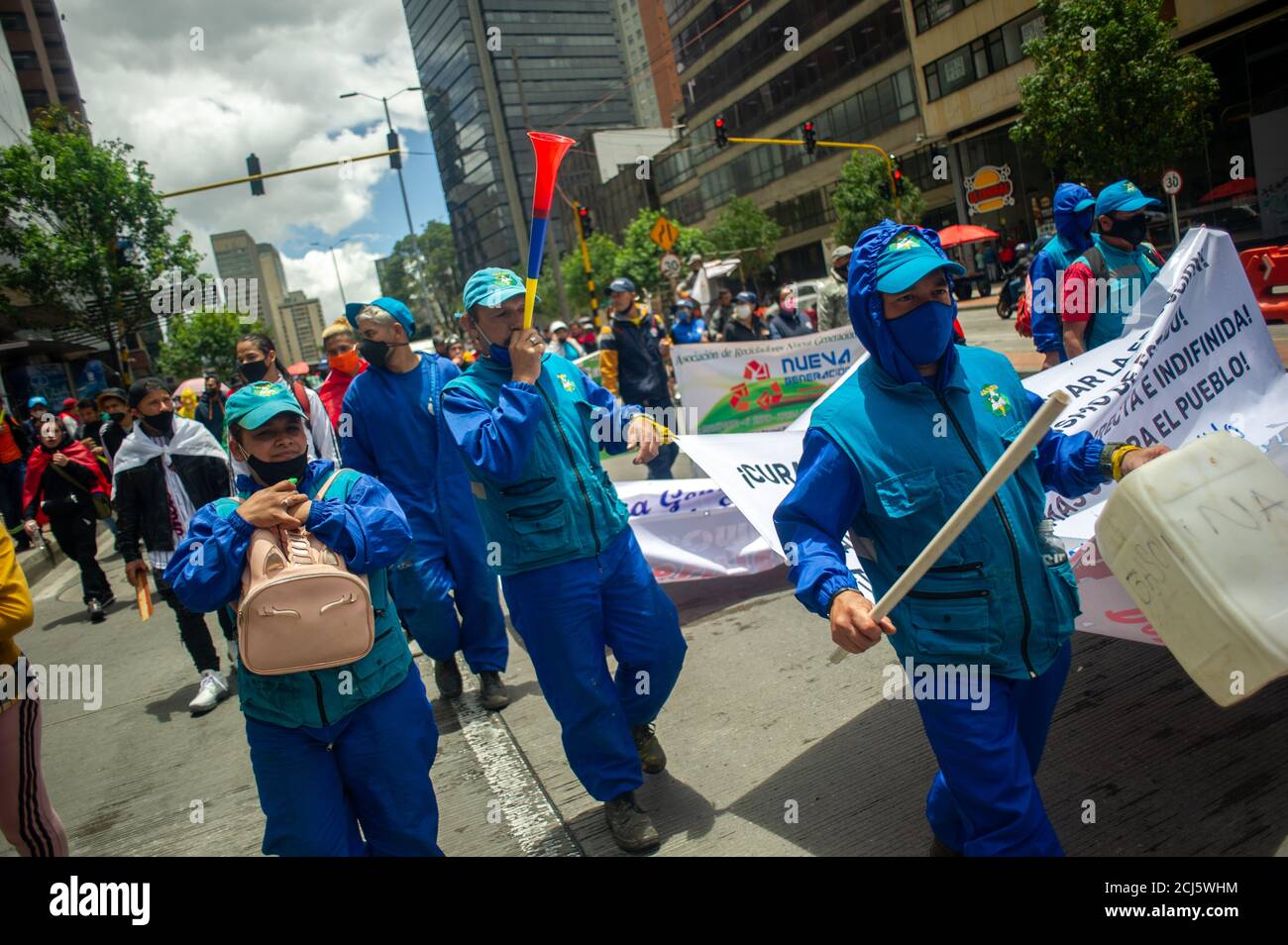 Les membres Sidicalistes des asociations de recyclage de Bogota manifestent dans avant du ministère de la santé pour les droits à avoir un travail et un ser de santé Banque D'Images