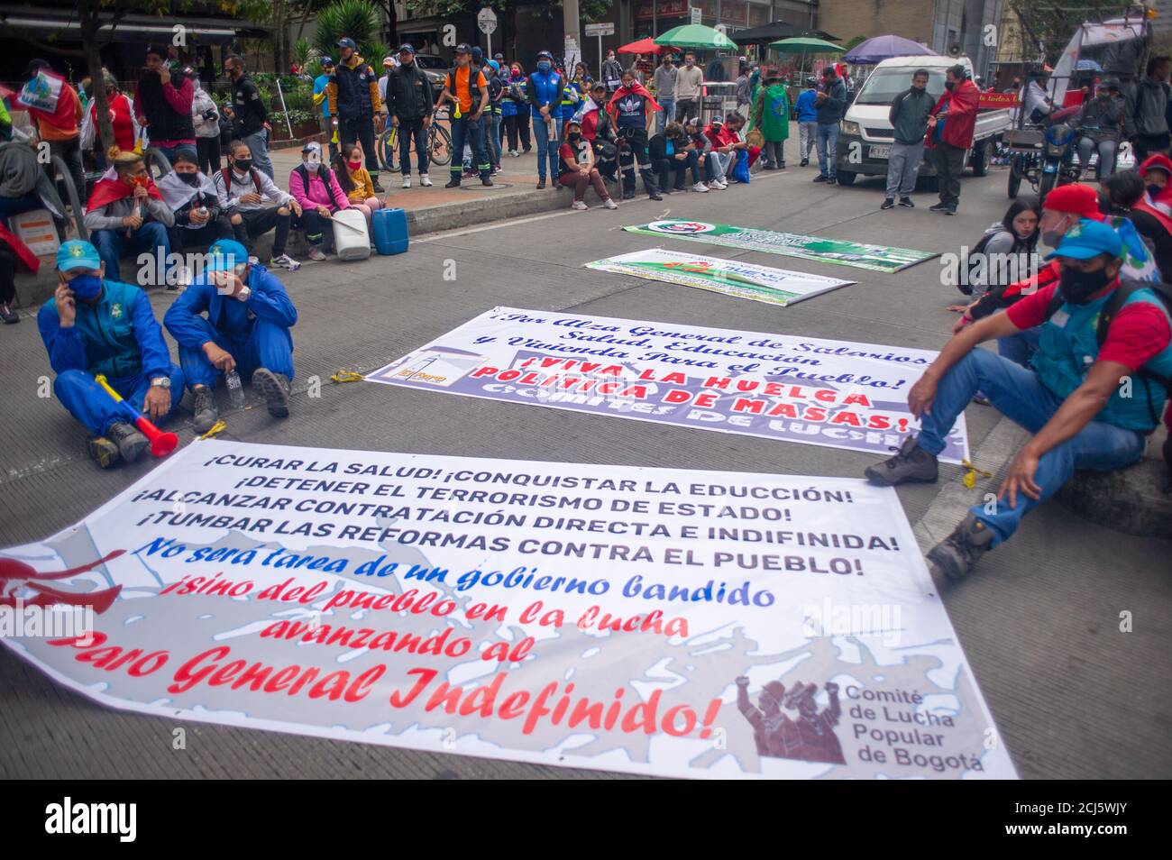 Les membres Sidicalistes des asociations de recyclage de Bogota manifestent dans avant du ministère de la santé pour les droits à avoir un travail et un ser de santé Banque D'Images