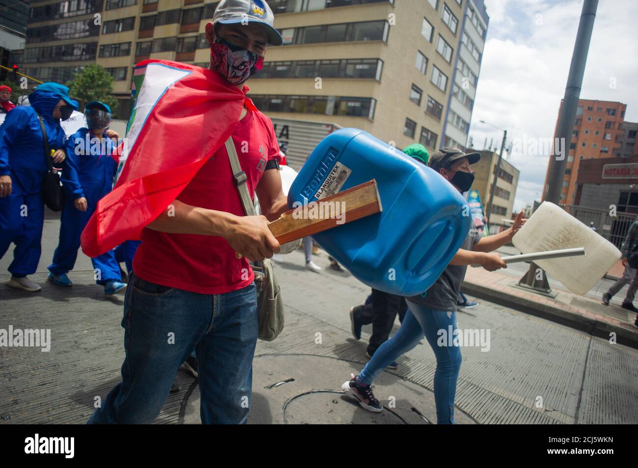 Les membres Sidicalistes des asociations de recyclage de Bogota manifestent dans avant du ministère de la santé pour les droits à avoir un travail et un ser de santé Banque D'Images