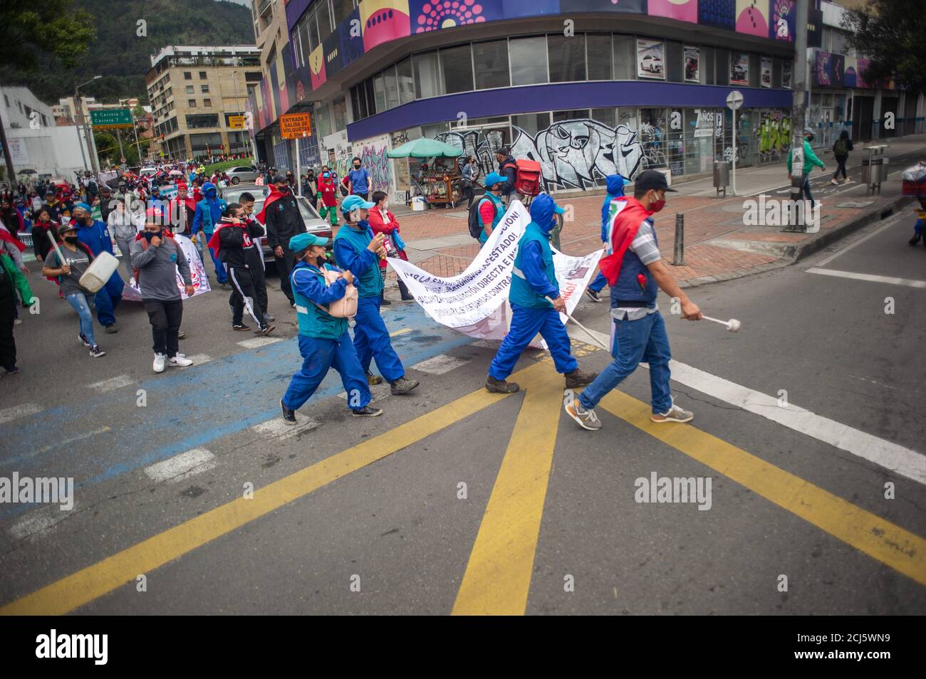 Les membres Sidicalistes des asociations de recyclage de Bogota manifestent dans avant du ministère de la santé pour les droits à avoir un travail et un ser de santé Banque D'Images