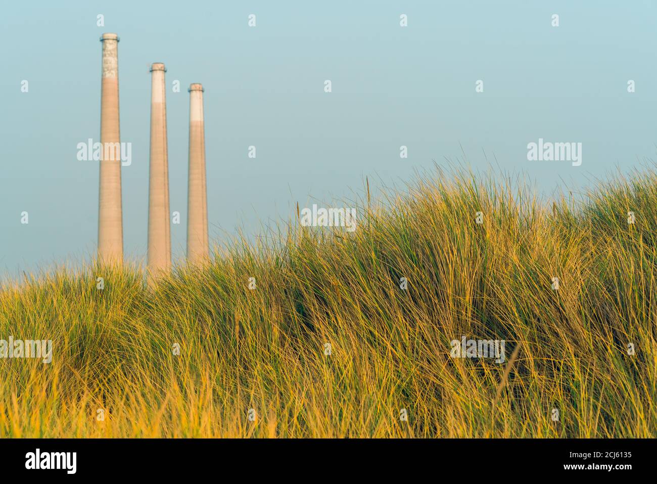 Morro Bay State Park, Californie/États-Unis - 13 septembre 2020. Dunes de sable, plantes indigènes et centrales électriques de Morro Bay, en Californie. Trois 450 pieds-hig Banque D'Images