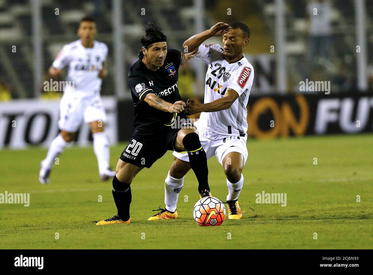 Football Soccer Colo Colo Du Chili Contre Atletico Mineiro Du Bresil Copa Libertadores Monumental Stadium Santiago Chili 10 03 16 Patric De L Atletico Bresilien Mineiro Et Jaime Valdes Du Chili Colo