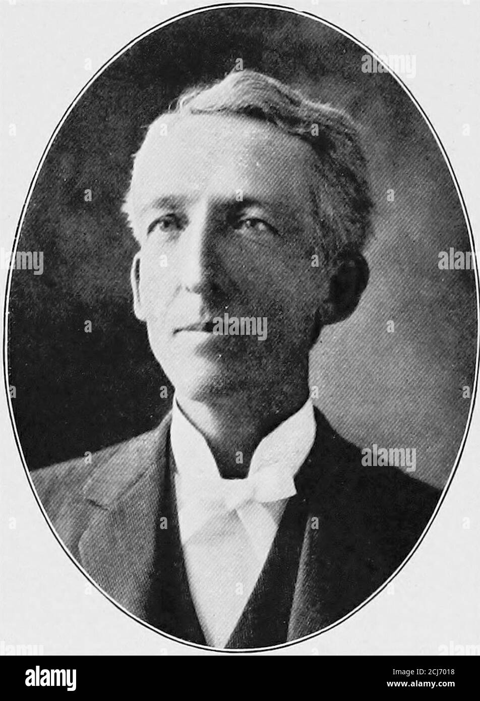 . Histoire de l'Université du Michigan . obinson. Quatre enfants sont nés de cette Union : Ellen Haywood; Charles Sinclair; Arthur N. et Howard R. les deux derniers sont morts en petite enfance. La mère est décédée le 27 juillet 1862. Il s'est marié une deuxième fois, à Littleton, New Hamp-shire, le 8 septembre 1863, à Martha Hale, par qui il avait deux fils, Winthrop W., maintenant de Lexington, et Arthur H., ce dernier mourant à l'enfance. Themother est décédé le 22 août 1896. Le 11 janvier 1898, il est marié à Emma Church Alford, qui le vit. Il meurt à Lexington, le 27,1903 octobre. Il a été élu régent de l'Universityon le Democr Banque D'Images