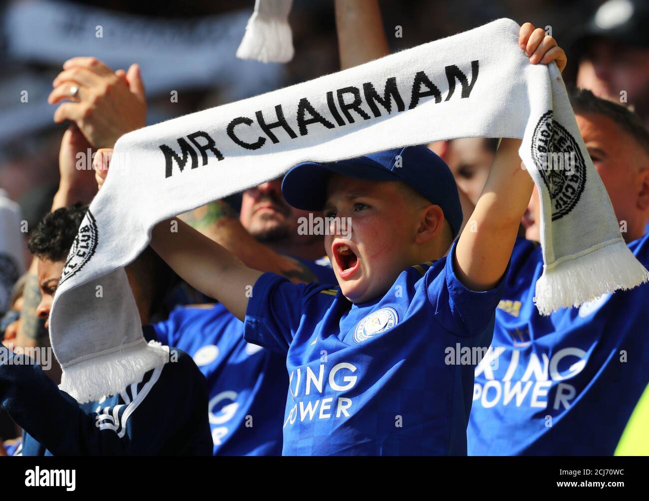 Chelsea fan holds up scarf Banque de photographies et d'images à haute  résolution - Alamy