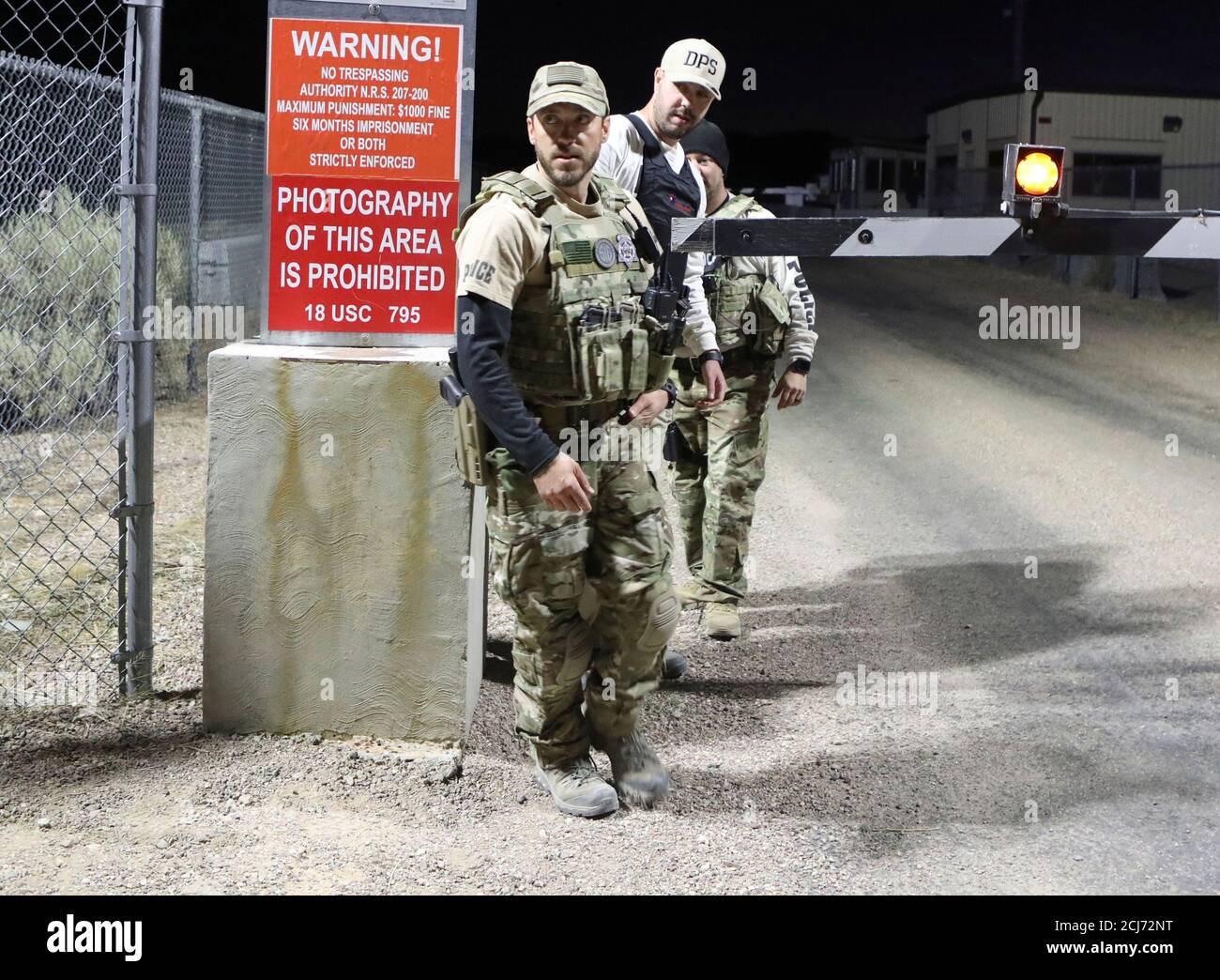 Les forces de l'ordre surveillent une porte vers la zone 51 car un afflux  de touristes répondant à un appel à la zone 51 de 'storm', une base  militaire américaine secrète que