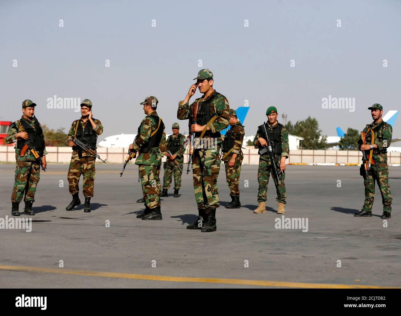 Les gardes de sécurité du vice-président afghan Abdul Rashid Dostum attendent son arrivée à l'aéroport international Hamid Karzaï de Kaboul, Afghanistan, le 22 juillet 2018.REUTERS/Omar Sobhani Banque D'Images