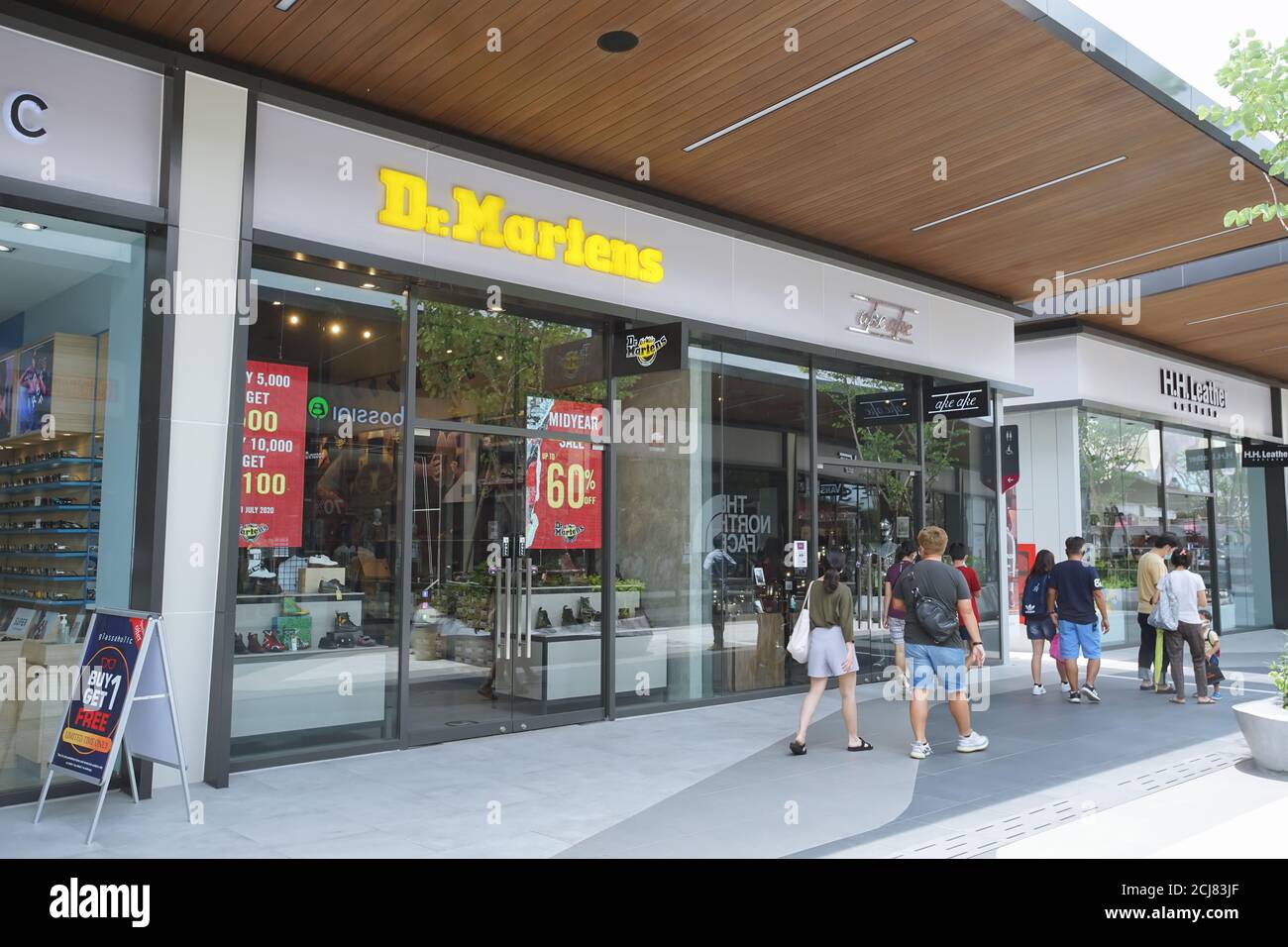 Samut Prakan, Thaïlande - 28 juillet 2020 : Dr. Martens à Siam Premium Outlets Bangkok. Le Dr Martens est une marque britannique traditionnelle de chaussures. Banque D'Images