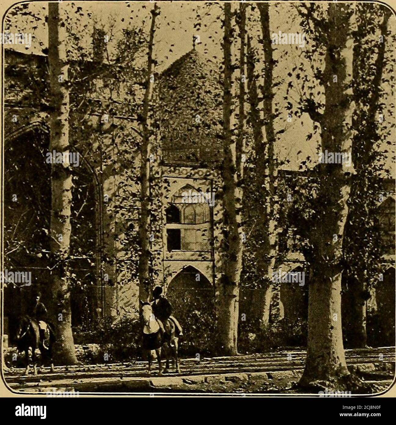. Persia passé et présent; un livre de voyage et de recherche, avec plus de deux cents illustrations et une carte . Jardins, des vignobles que Shah Abbas a consacrés à cette fin lorsqu'il a embelli sa capitale, et c'est parfois appelé les champs-Elysées d'Ispahan. Il est le long du boulevard, près de trois quarts de mille de l'extrémité à l'extrémité, et deux cent pieds de large, aménagé avec des cours d'eau et des fontaines à travers son centre et avec des promenades ombragées par des allées de peupliers et sycomore arbres de chaque côté. Littleis à gauche de raconter l'histoire de sa beauté ancienne ; la négligence et la carie sont tout aussi Banque D'Images