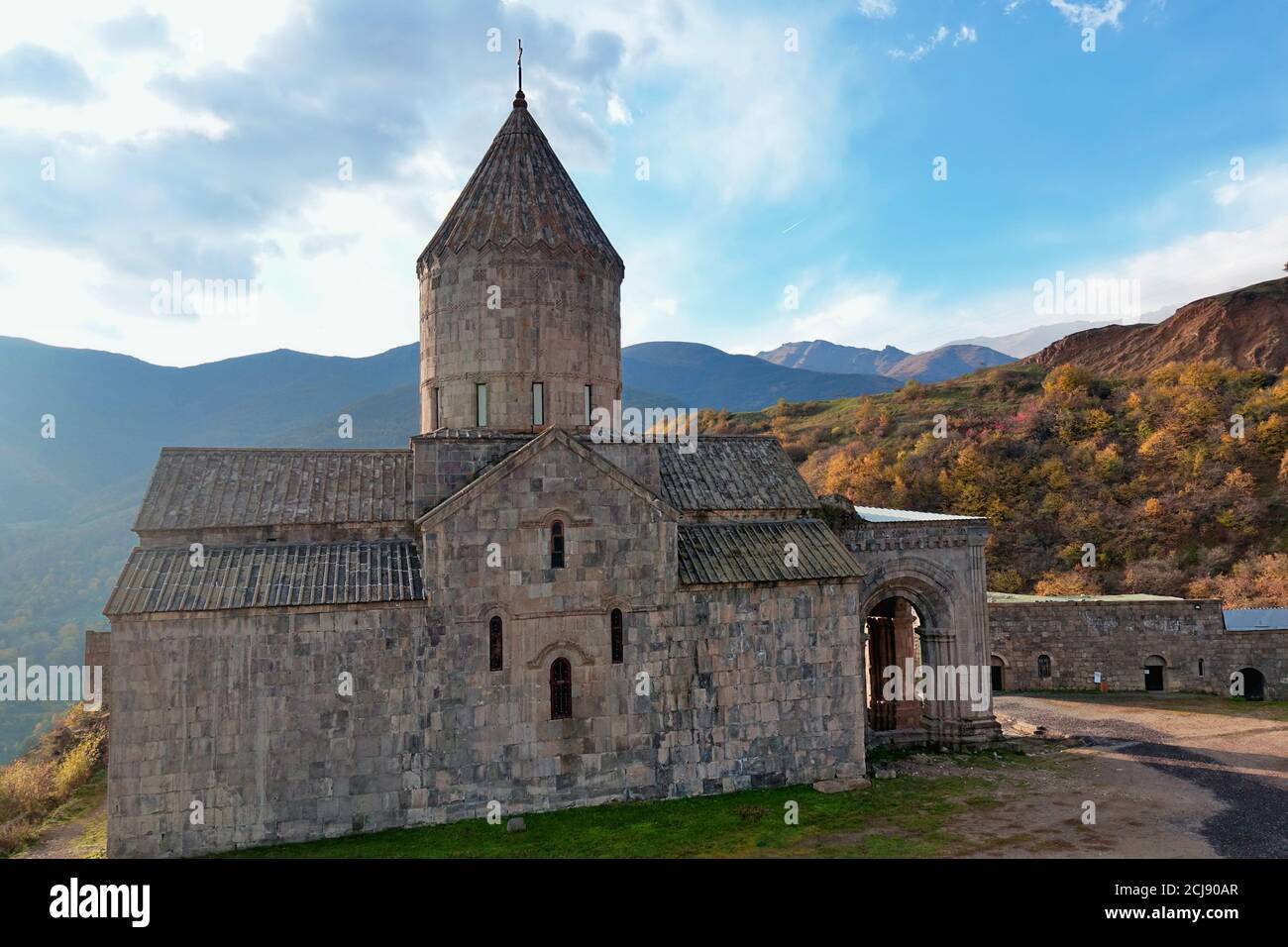 Vue rapprochée du monastère arménien apostolique du IXe siècle du Tatev en Arménie. Arbres et montagnes en arrière-plan en automne. Banque D'Images