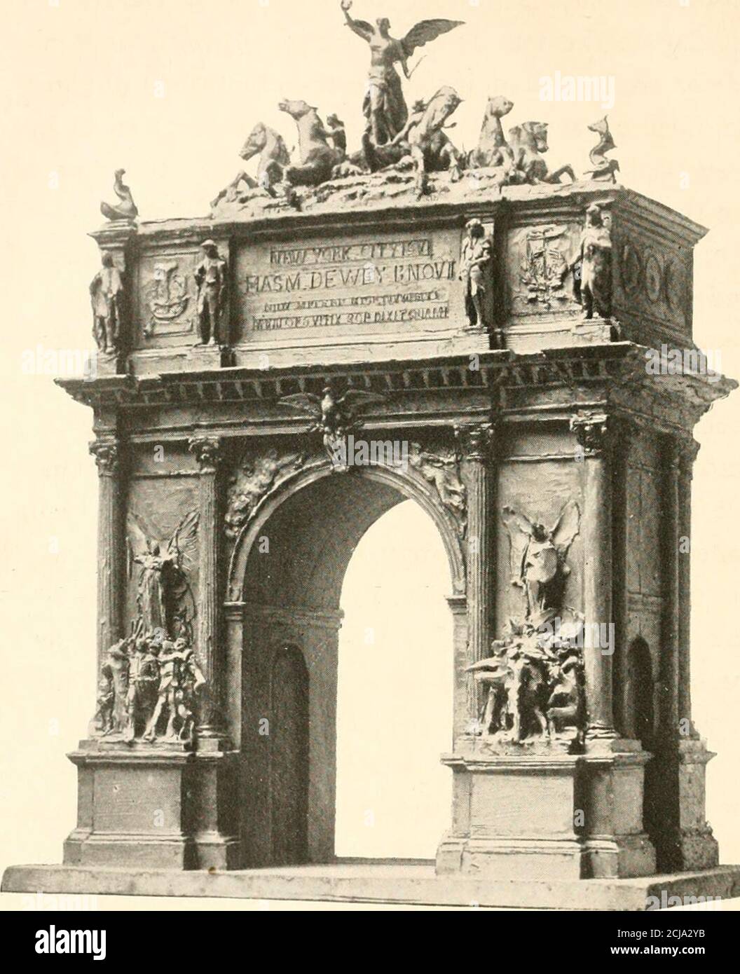 . Le héros de Manille; Dewey sur le Mississippi et le Pacifique . ng husbandfell se battant courageusement pour son pays, le plus noble deatha homme peut savoir. Depuis l’Olympie, j’ai regardé la lutte cette nuit craintive, et je me suis demandé combien de maisons amérindiennes seraient attristées par le martyre sué par nos courageux hommes, et ma sympathie s’est manifestée pour chacun d’entre eux. Votre perte est plus triste que les autres, et je ne suis pas en mesure d'exprimer le chagrin que je ressens pour vous. Des larmes sont venues à mes yeux, alors que je lisais la triste histoire du père qui n'a jamais vu son enfant, et puis la perte de tout ce qui a été laissé à l'autre bravoure. Je Banque D'Images