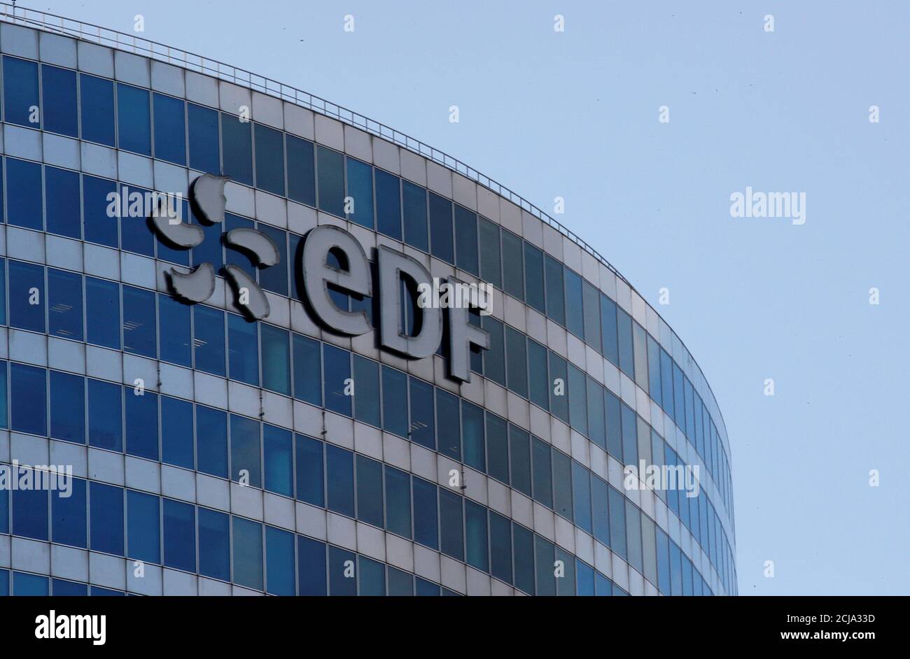 Un logo de la société française d'électricité EDF est visible dans un  immeuble de bureaux du quartier d'affaires de la Défense à Courbevoie, près  de Paris, France, le 12 octobre 2019. REUTERS/Regis