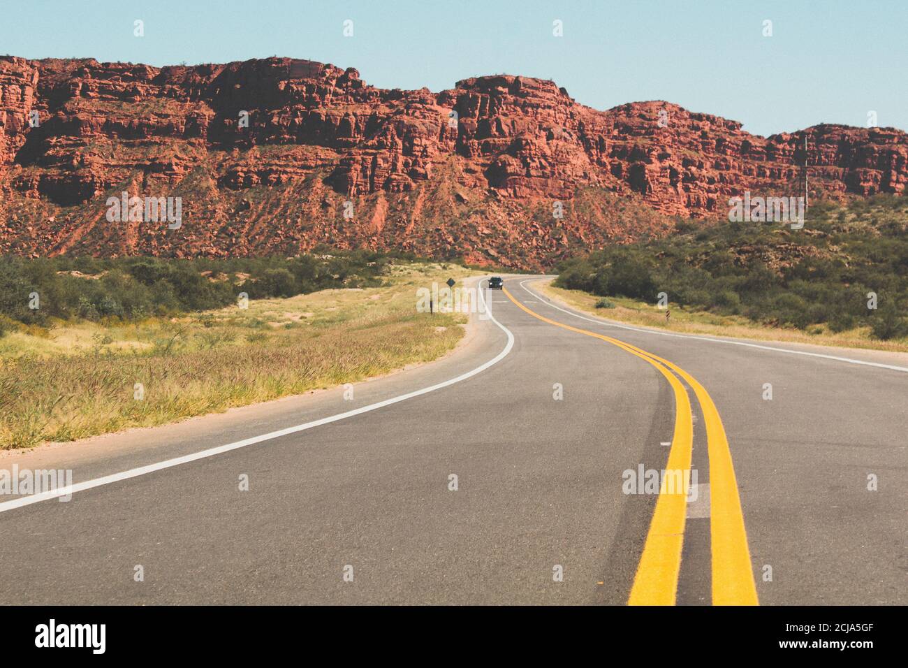 Route vers le parc Los Colorados, la Rioja, Argentine. Désert rouge Banque D'Images